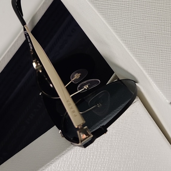 Prada sunglasses - Picture 3 of 4